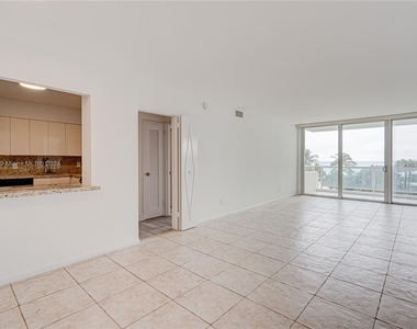 5161 Collins Ave - Photo Thumbnail 9