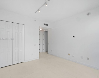 5959 Collins Ave - Photo Thumbnail 31