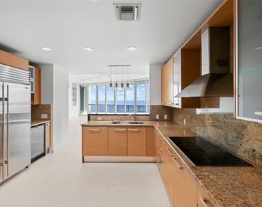 5959 Collins Ave - Photo Thumbnail 8