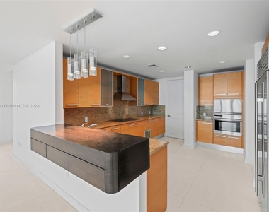 5959 Collins Ave - Photo Thumbnail 10