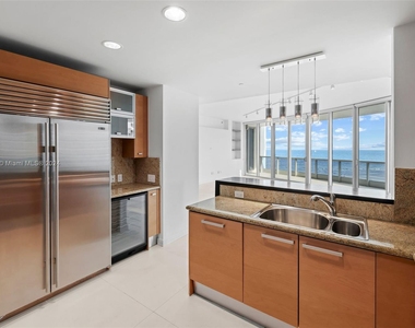 5959 Collins Ave - Photo Thumbnail 14