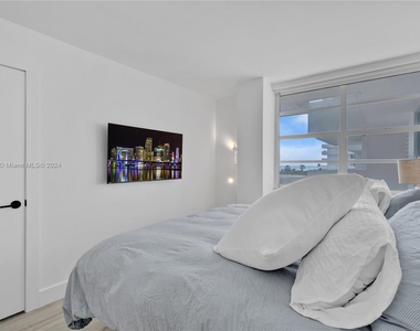 5701 Collins Ave - Photo Thumbnail 24