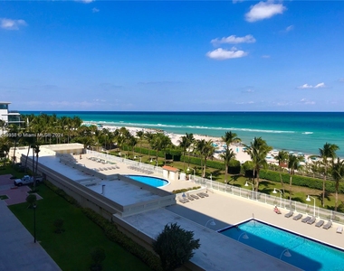 2899 Collins Ave - Photo Thumbnail 1