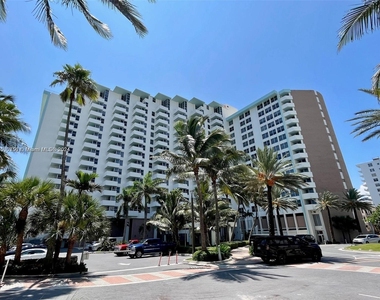 2899 Collins Ave - Photo Thumbnail 0