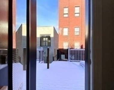 209 Green St - Photo Thumbnail 9