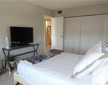 2200 E Hallandale Beach Blvd - Photo Thumbnail 6