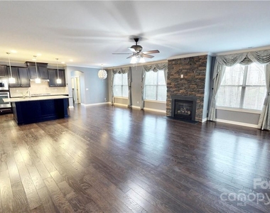 808 Benmore Circle - Photo Thumbnail 8