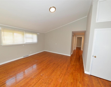 136 North Marguerite Avenue - Photo Thumbnail 5