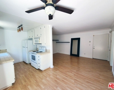 972 Larrabee St - Photo Thumbnail 4