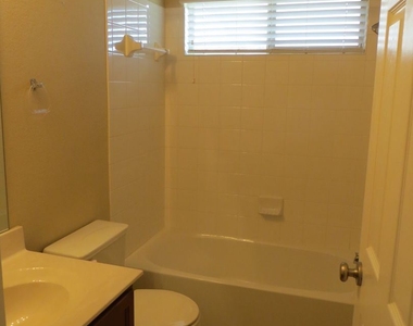 5404 Holly Oak Ln - Photo Thumbnail 13