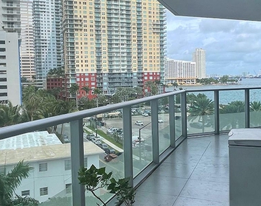 1300 Brickell Bay Dr - Photo Thumbnail 3