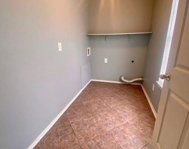 3225 Silverton  St - Photo Thumbnail 9