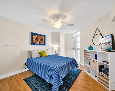 6301 Collins Ave - Photo Thumbnail 13