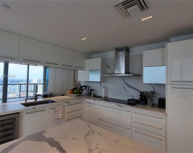 17121 Collins Ave - Photo Thumbnail 9