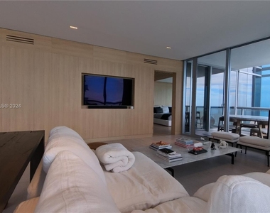 17121 Collins Ave - Photo Thumbnail 6