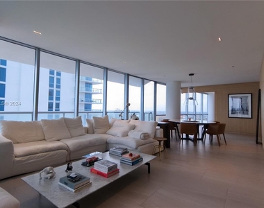 17121 Collins Ave - Photo Thumbnail 4