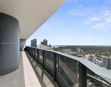 1000 Brickell Plz - Photo Thumbnail 0