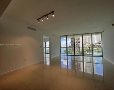 465 Brickell Ave - Photo Thumbnail 2