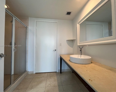 465 Brickell Ave - Photo Thumbnail 9