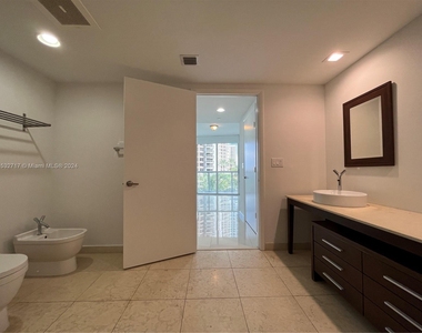 465 Brickell Ave - Photo Thumbnail 6