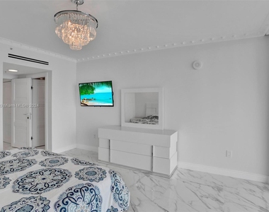 16699 Collins Ave - Photo Thumbnail 17