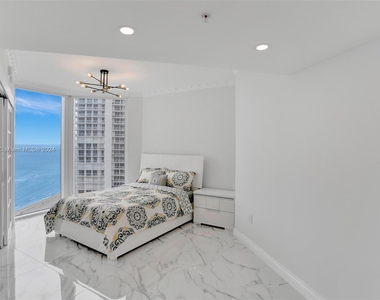 16699 Collins Ave - Photo Thumbnail 8