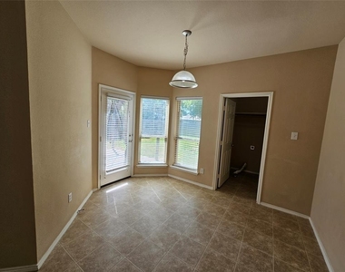 222 Silvercreek Drive - Photo Thumbnail 10