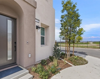 2516 E Stanley Paseo - Photo Thumbnail 3