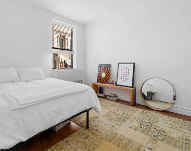 154 West 70th Street - Photo Thumbnail 2