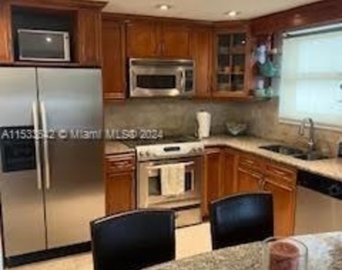 4301 Collins Ave - Photo Thumbnail 6