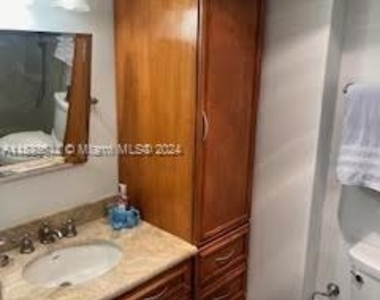 4301 Collins Ave - Photo Thumbnail 10