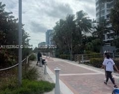 4301 Collins Ave - Photo Thumbnail 3