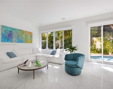 2760 Brickell Ct - Photo Thumbnail 5