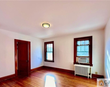 560 Spruce Avenue - Photo Thumbnail 2