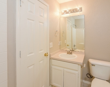 1413 Buena Vista Circle - Photo Thumbnail 13