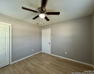 2910 Shadow Bend Dr - Photo Thumbnail 16