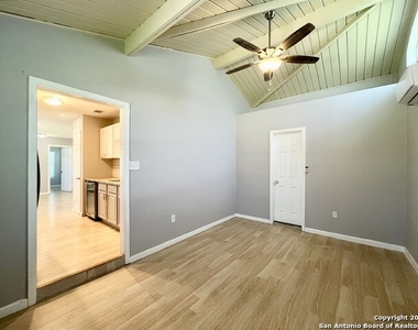 2910 Shadow Bend Dr - Photo Thumbnail 8