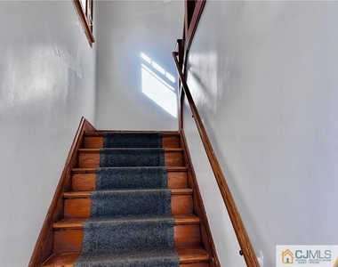 560 Spruce Avenue - Photo Thumbnail 9