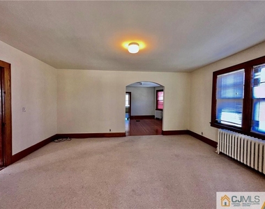 560 Spruce Avenue - Photo Thumbnail 5