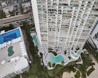 16901 Collins Ave - Photo Thumbnail 2