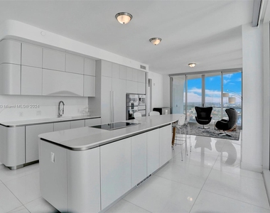 16901 Collins Ave - Photo Thumbnail 12