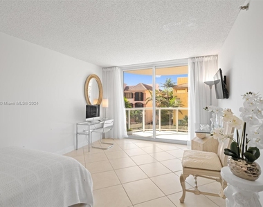 8855 Collins Ave - Photo Thumbnail 4