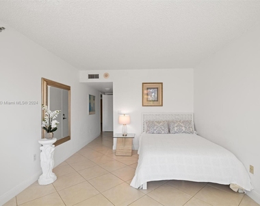 8855 Collins Ave - Photo Thumbnail 7