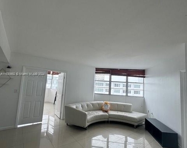 825 Brickell Bay Dr - Photo Thumbnail 4