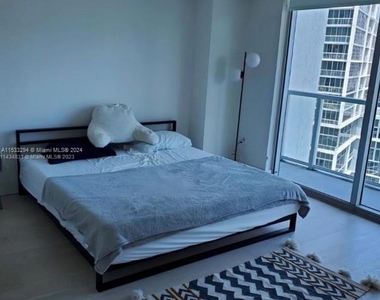 500 Brickell Ave - Photo Thumbnail 5