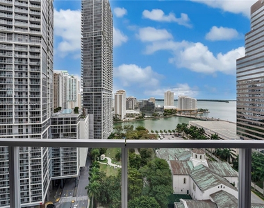 500 Brickell Ave - Photo Thumbnail 13