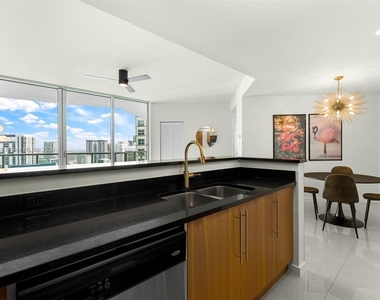 300 S Biscayne Blvd - Photo Thumbnail 10