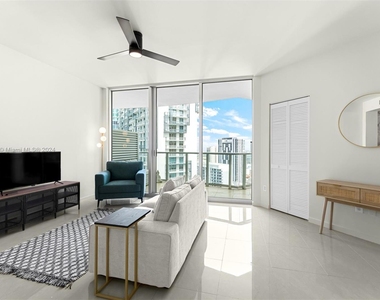 300 S Biscayne Blvd - Photo Thumbnail 3