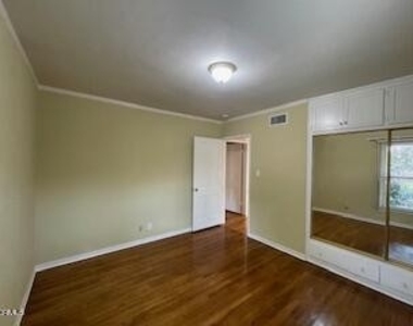 2521 Fairmount Avenue - Photo Thumbnail 10