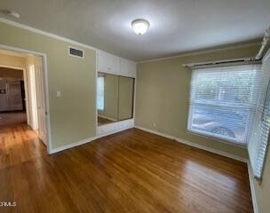 2521 Fairmount Avenue - Photo Thumbnail 11